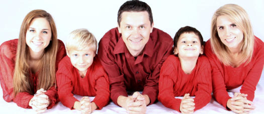 Anwalt für Familienrecht - Eine Familie mit Vater, Mutter und drei Kindern posiert für ein Foto